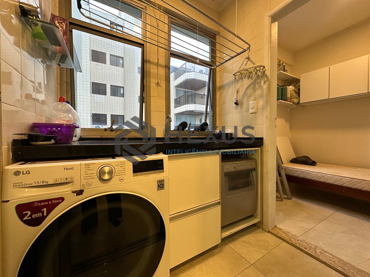 Foto 22 de Apartamento com varanda a 250m da praia na Enseada, Guarujá