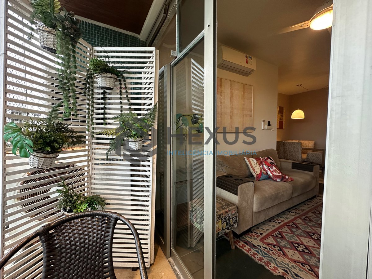 Foto 6 de Apartamento com varanda a 250m da praia na Enseada, Guarujá