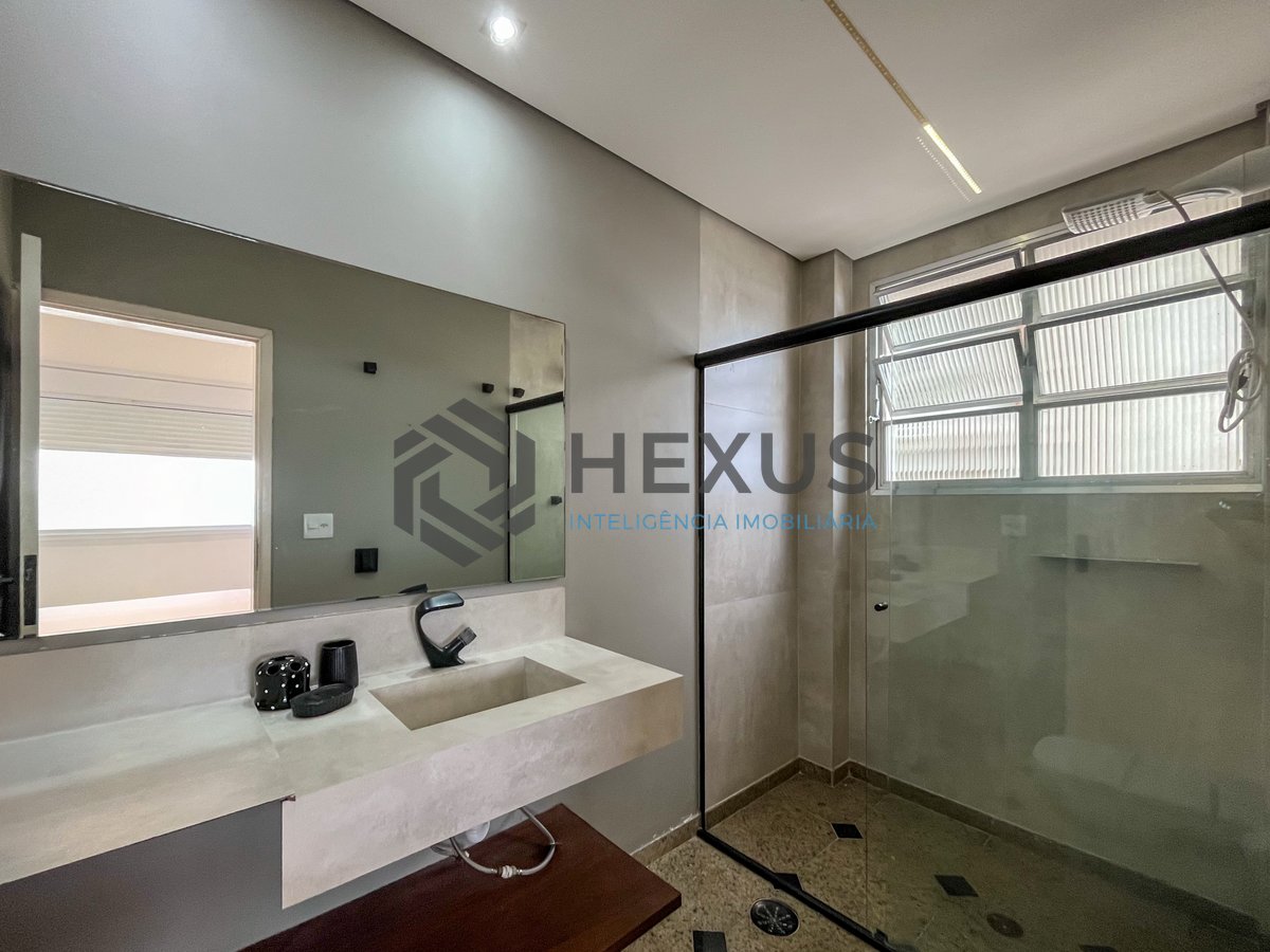 Foto 16 de Apartamento reformado frente mar com varanda vista mar nas Pitangueiras, Guarujá