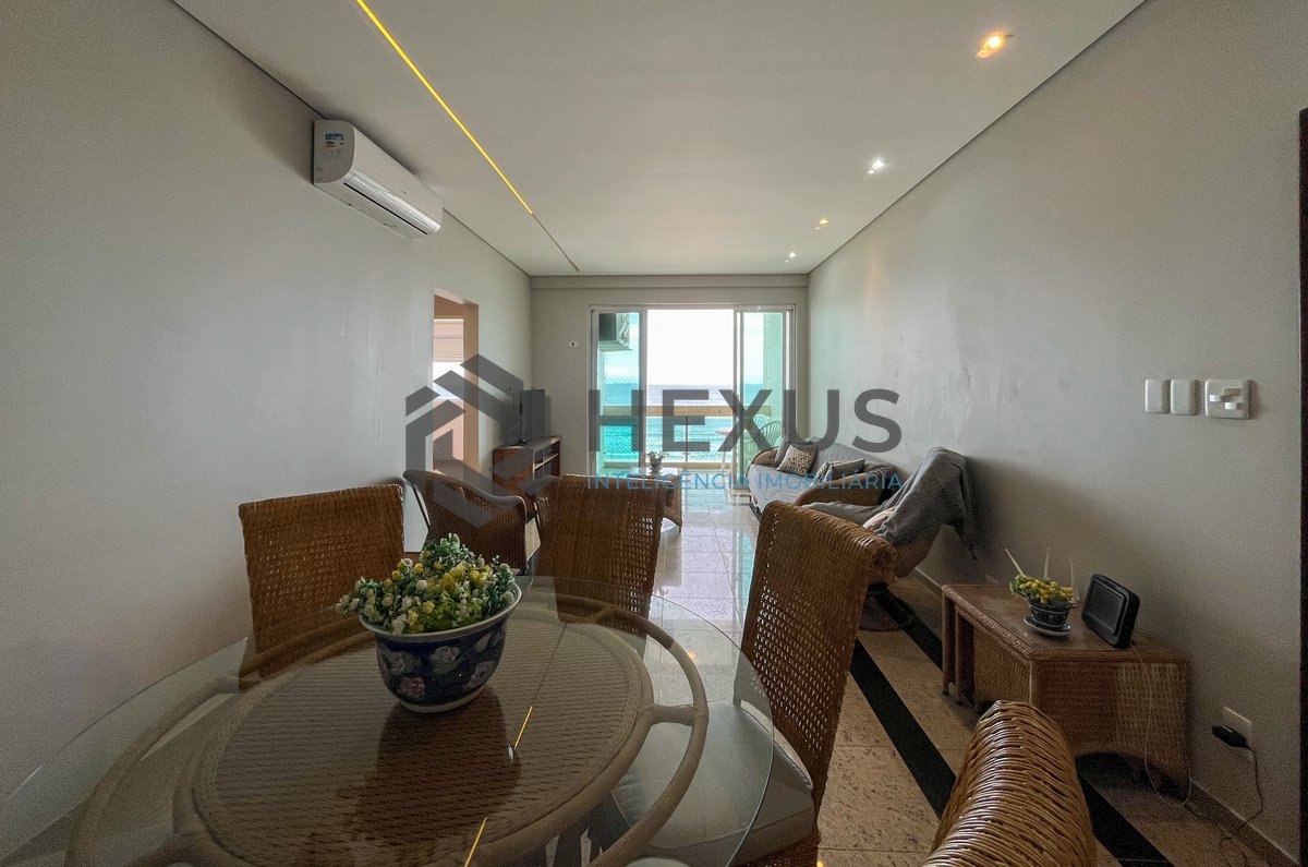 Foto 3 de Apartamento reformado frente mar com varanda vista mar nas Pitangueiras, Guarujá