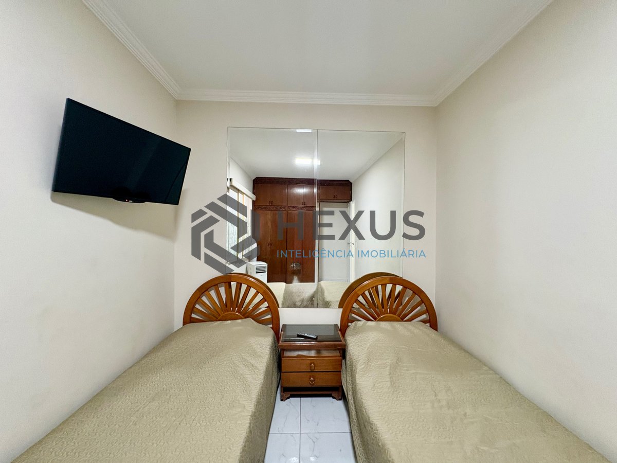 Foto 14 de Apartamento reformado com varanda na Enseada, Guarujá