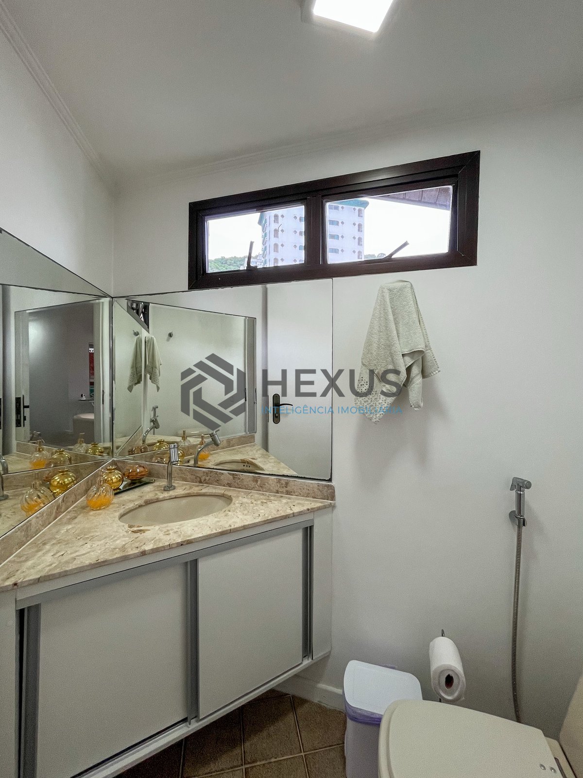 Foto 8 de Apartamento com varanda e lazer nas Pitangueiras, Guarujá