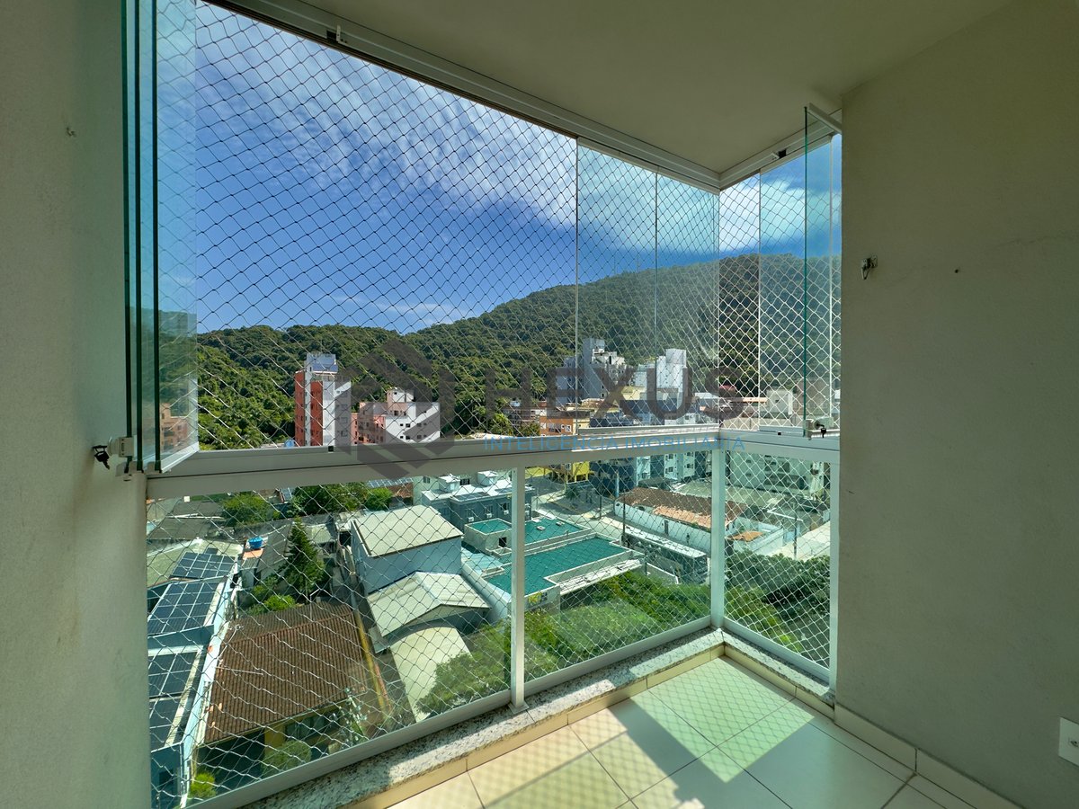 Foto 2 de Apartamento reformado com varanda vista mar e lazer na Enseada, Guarujá