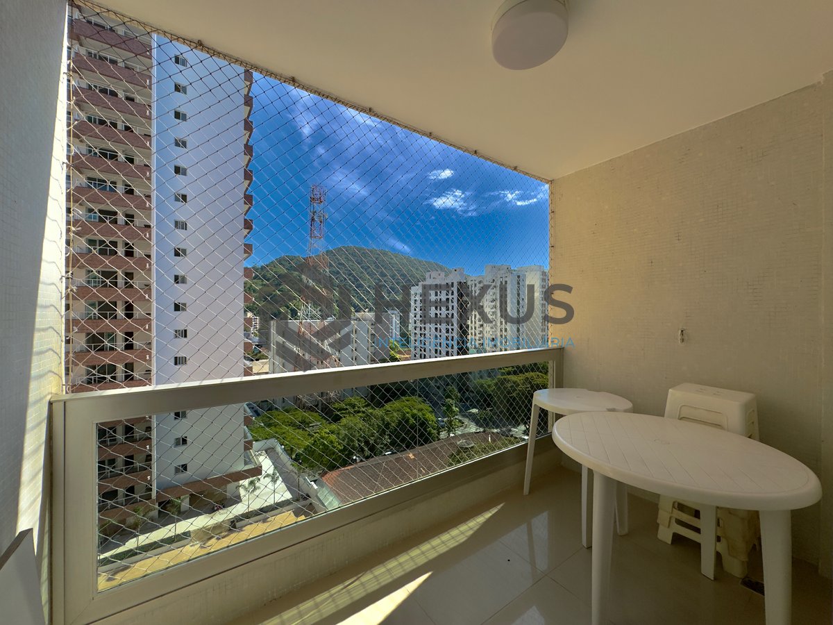 Foto 2 de Apartamento com varanda a 1 quadra da praia nas Pitangueiras, Guarujá