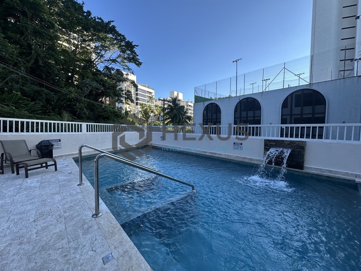 Foto 3 de Apartamento reformado com varanda e lazer a 400m da praia na região do Tortugas na Enseada, Guarujá