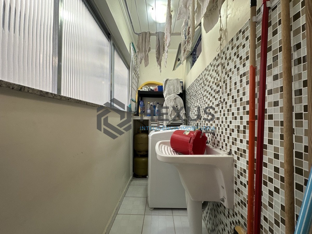 Foto 11 de Apartamento reformado com varanda e lazer a 400m da praia na região do Tortugas na Enseada, Guarujá