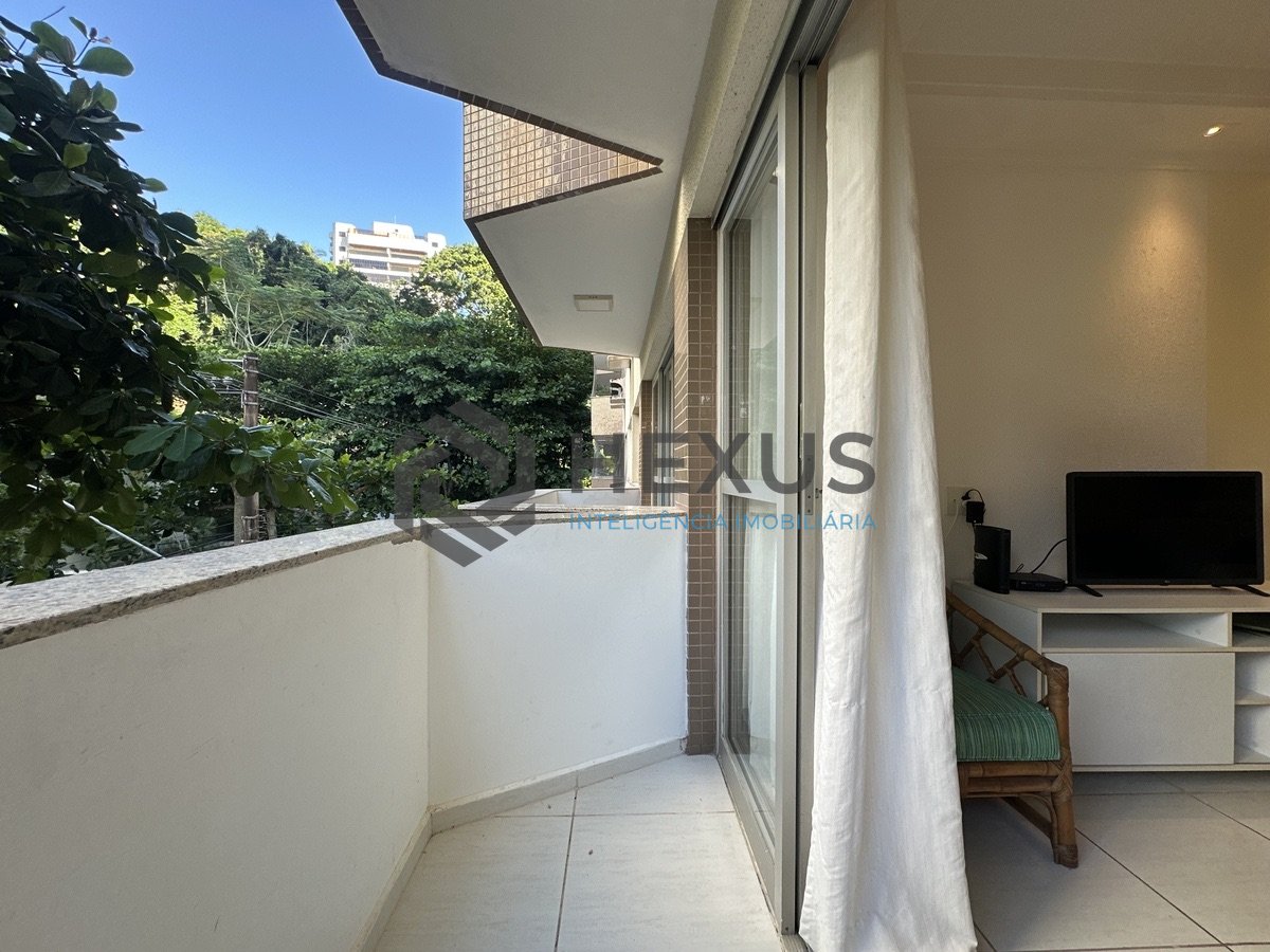 Foto 6 de Apartamento reformado com varanda e lazer a 400m da praia na região do Tortugas na Enseada, Guarujá