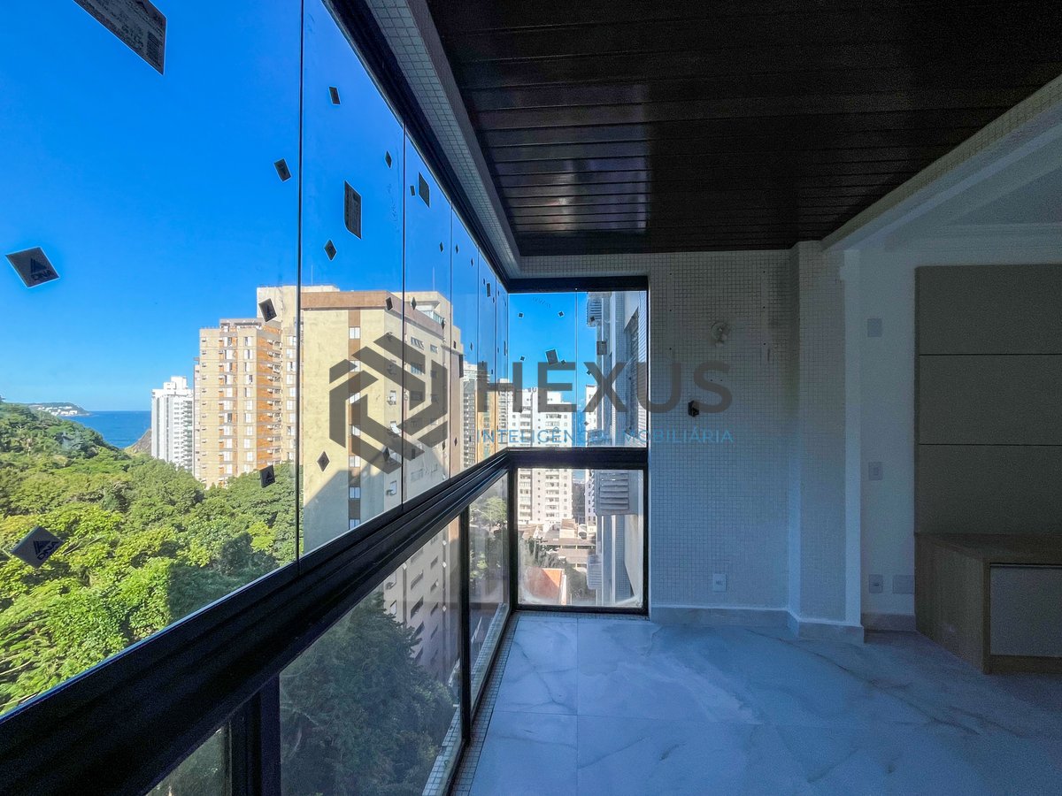 Foto 2 de Apartamento reformado com varanda vista mar e lazer a 1 quadra da praia nas Pitangueiras, Guarujá