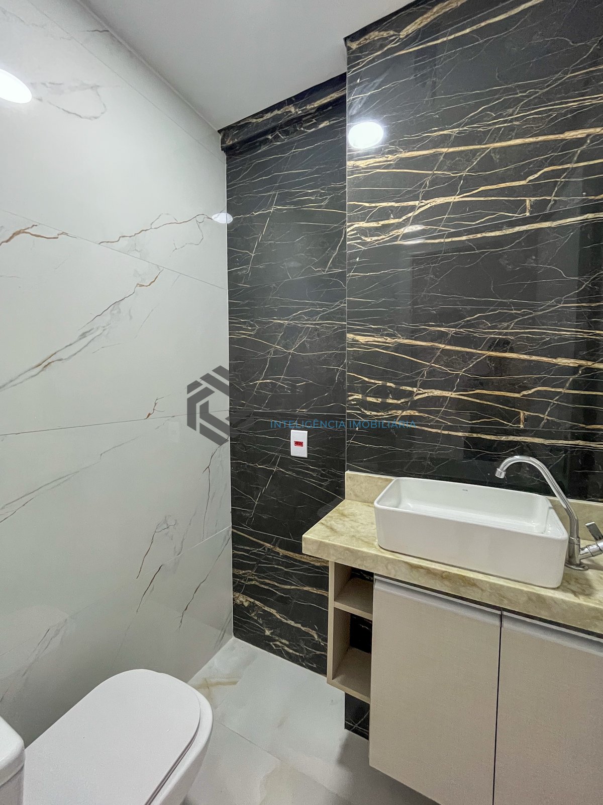 Foto 19 de Apartamento reformado com varanda vista mar e lazer a 1 quadra da praia nas Pitangueiras, Guarujá
