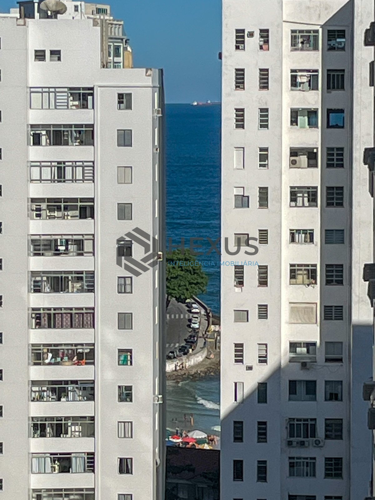 Foto 43 de Apartamento reformado com varanda vista mar e lazer a 1 quadra da praia nas Pitangueiras, Guarujá