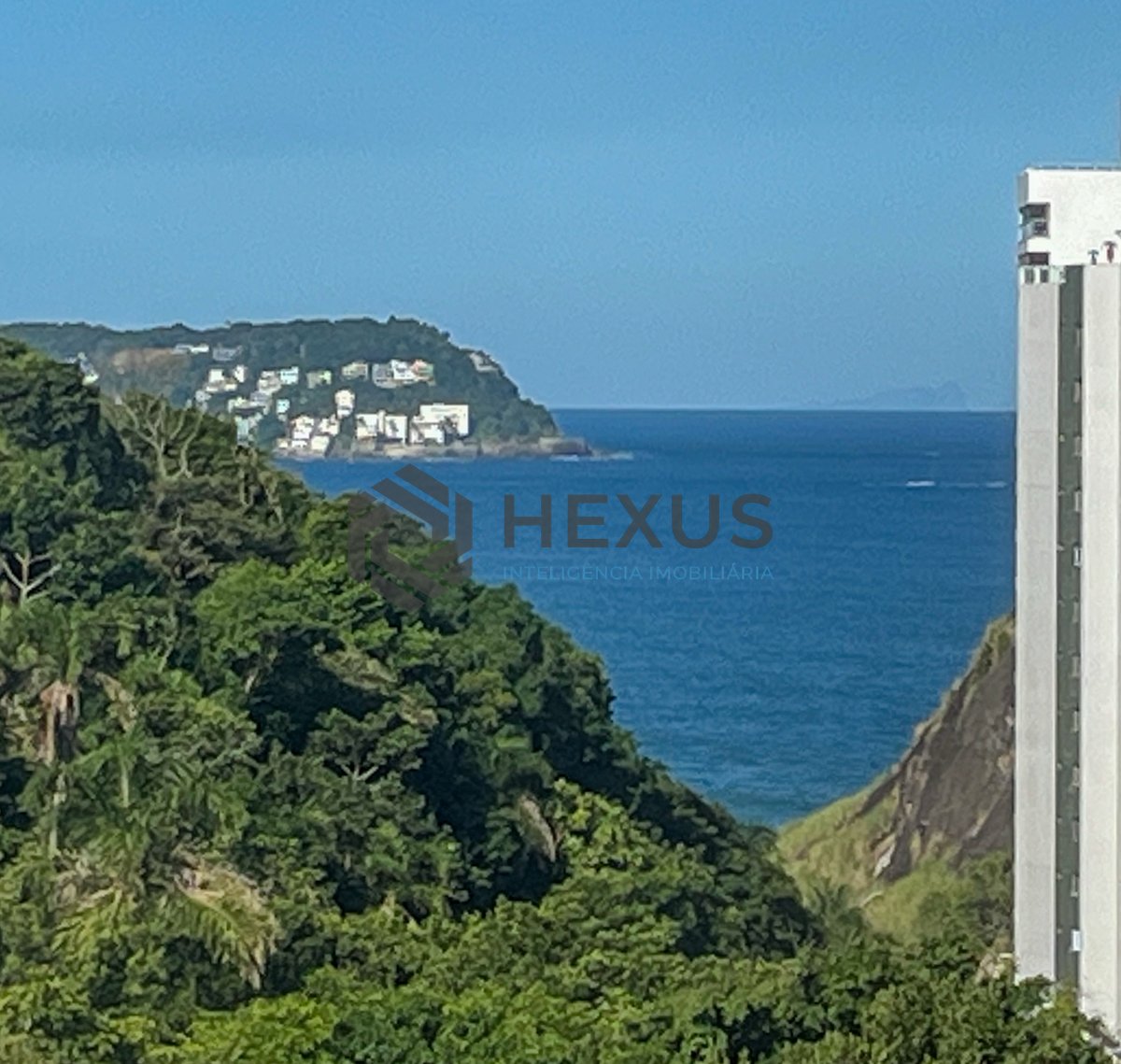 Foto 6 de Apartamento reformado com varanda vista mar e lazer a 1 quadra da praia nas Pitangueiras, Guarujá