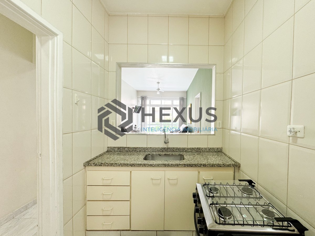Foto 16 de Apartamento reformado com varanda a 150m da praia nas Pitangueiras, Guarujá