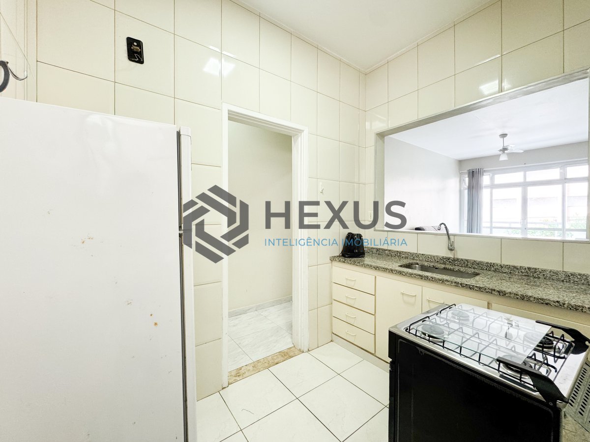 Foto 17 de Apartamento reformado com varanda a 150m da praia nas Pitangueiras, Guarujá