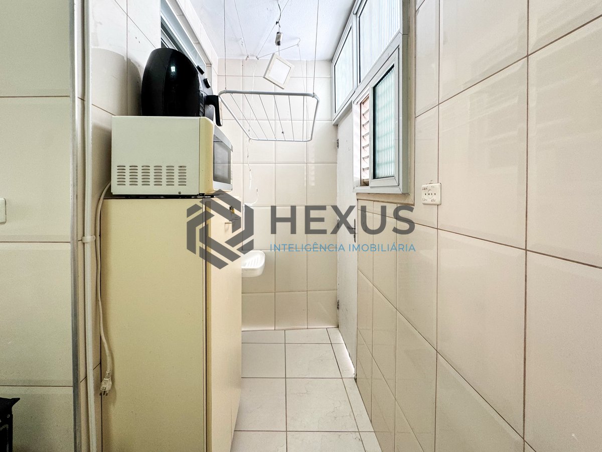 Foto 18 de Apartamento reformado com varanda a 150m da praia nas Pitangueiras, Guarujá