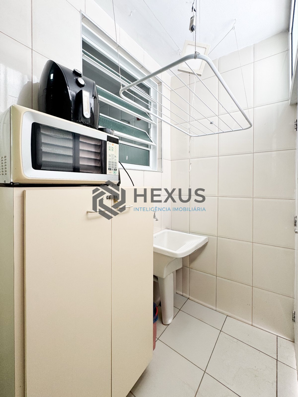 Foto 19 de Apartamento reformado com varanda a 150m da praia nas Pitangueiras, Guarujá
