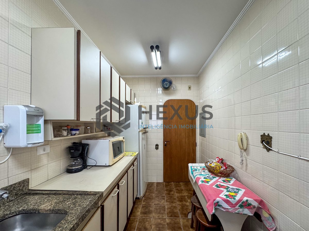 Foto 23 de Apartamento com varanda e lazer a 240m da praia nas Pitangueiras, Guarujá
