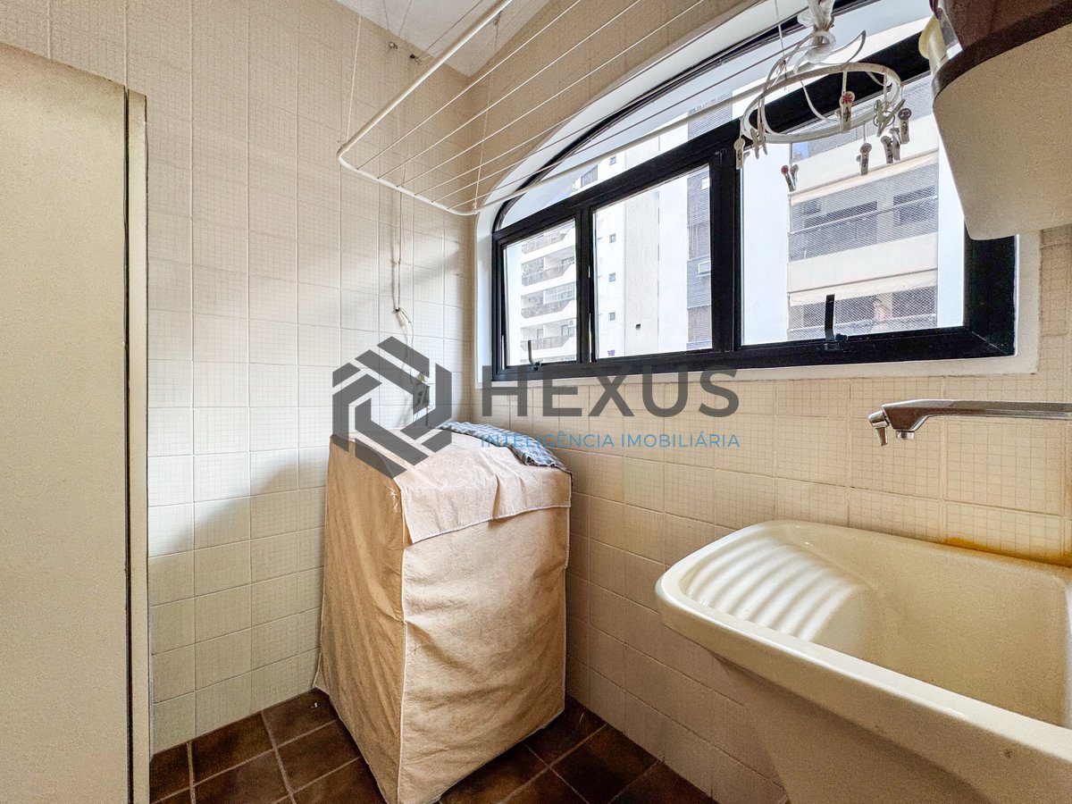 Foto 25 de Apartamento com varanda e lazer a 240m da praia nas Pitangueiras, Guarujá