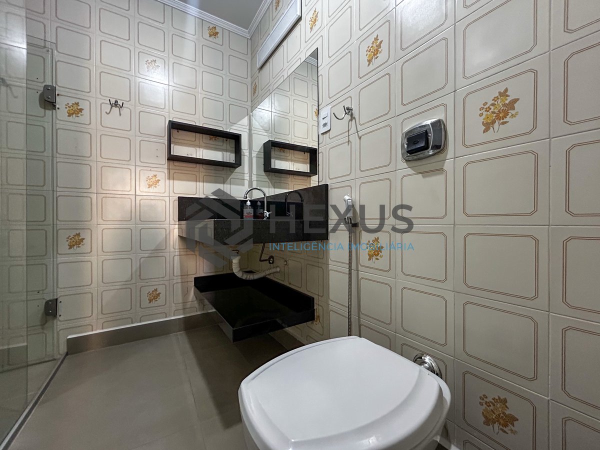 Foto 13 de Apartamento com varanda a 150m da praia na Enseada, Guarujá