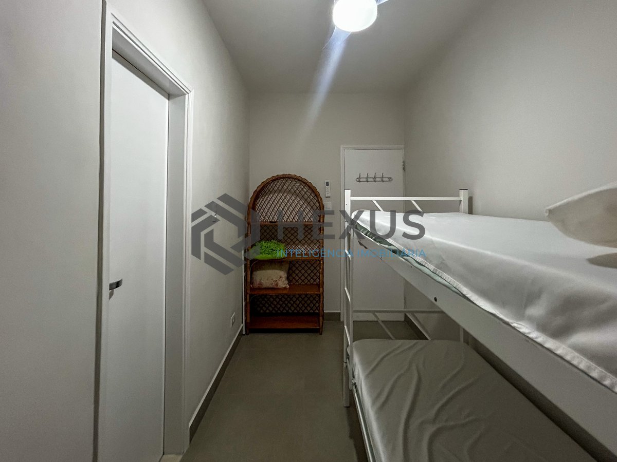 Foto 15 de Apartamento com varanda a 150m da praia na Enseada, Guarujá