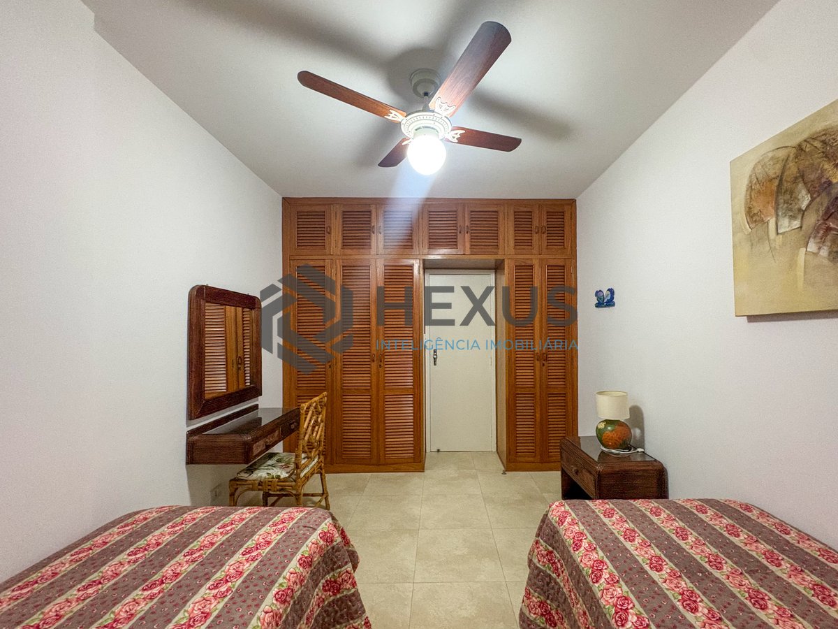 Foto 13 de Apartamento com varanda a 150m da praia na Enseada, Guarujá