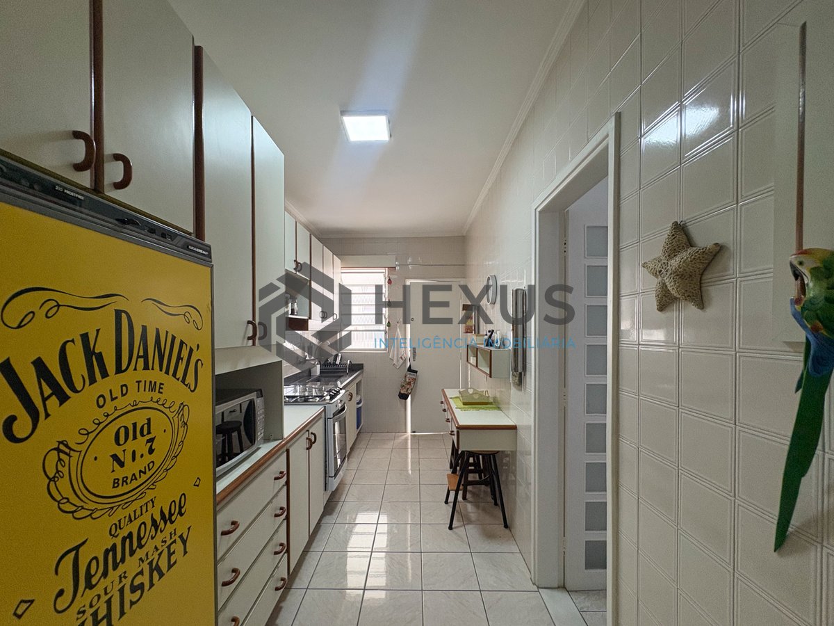 Foto 19 de Apartamento com varanda a 150m da praia na Enseada, Guarujá