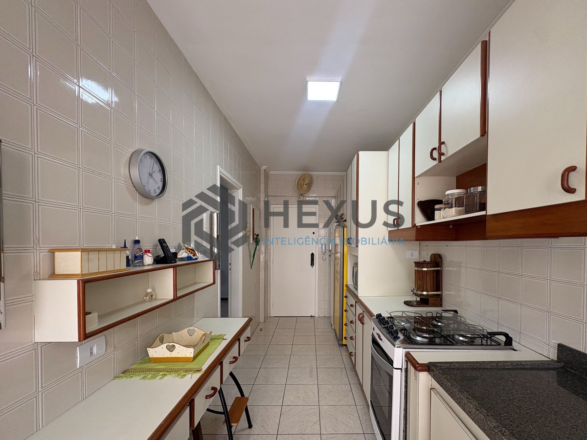 Foto 20 de Apartamento com varanda a 150m da praia na Enseada, Guarujá