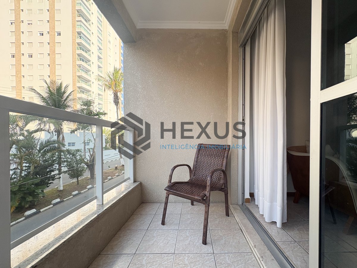 Foto 4 de Apartamento com varanda a 150m da praia na Enseada, Guarujá