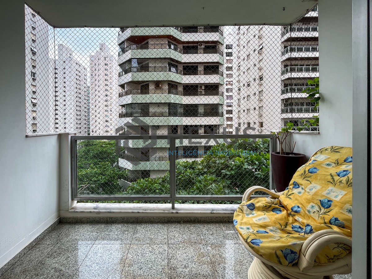 Foto 2 de Apartamento com varanda vista mar e lazer a 1 quadra da praia nas Pitangueiras, Guarujá