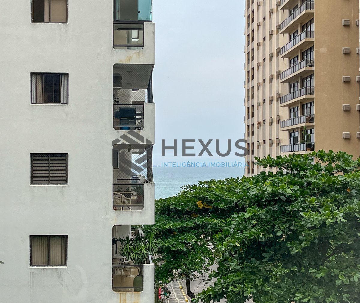 Foto 13 de Apartamento com varanda vista mar e lazer a 1 quadra da praia nas Pitangueiras, Guarujá