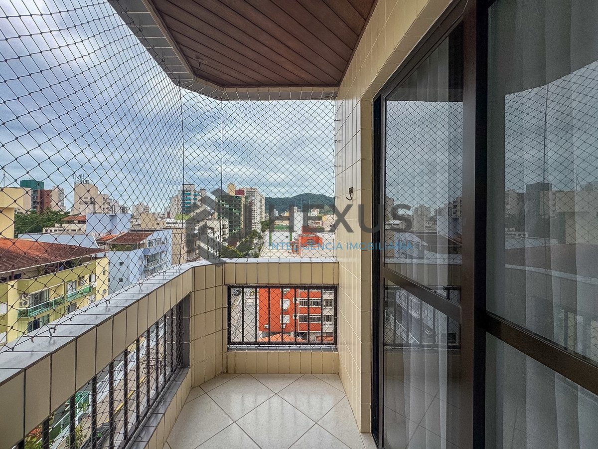 Foto 2 de Apartamento reformado com varanda e lazer no Jardim Astúrias, Guarujá