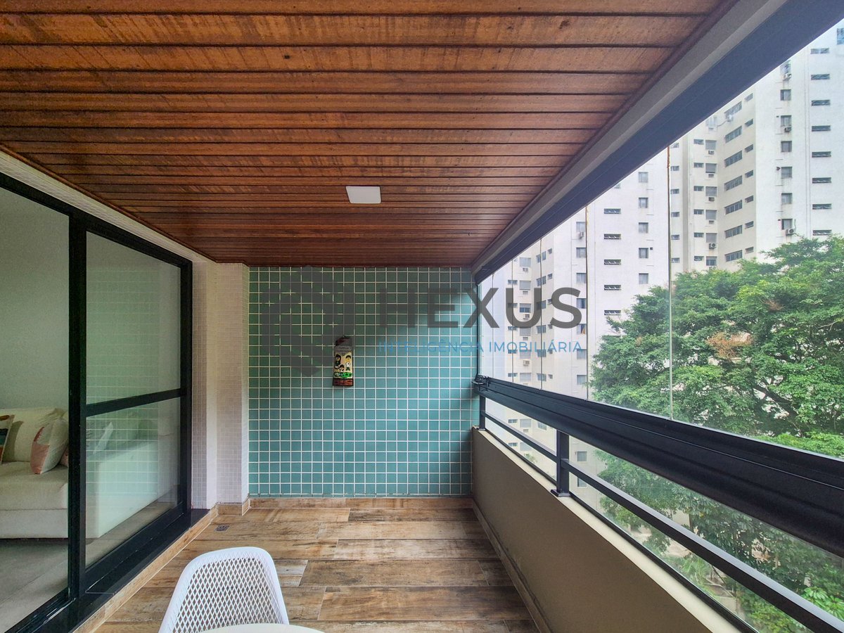Foto 2 de Apartamento com varanda e lazer a 1 quadra da praia nas Pitangueiras, Guarujá