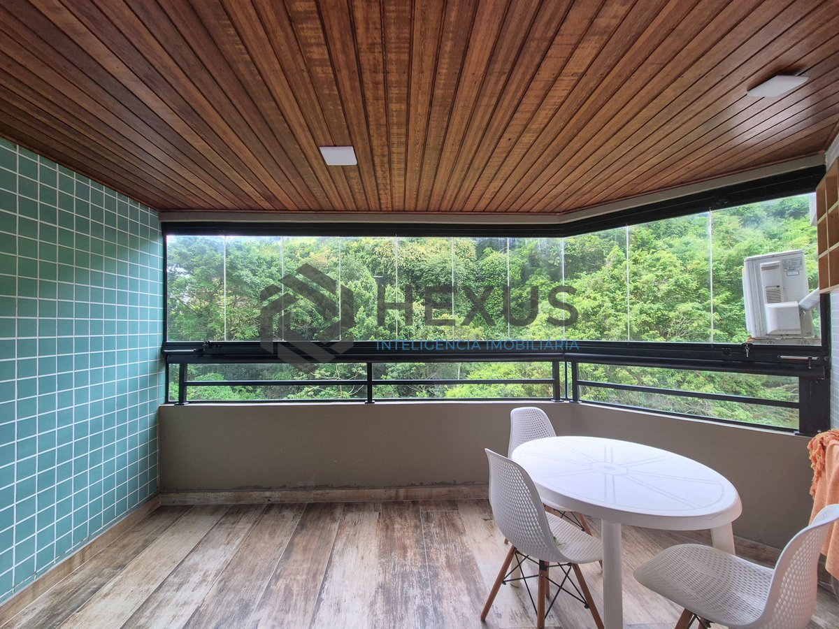 Foto 3 de Apartamento com varanda e lazer a 1 quadra da praia nas Pitangueiras, Guarujá