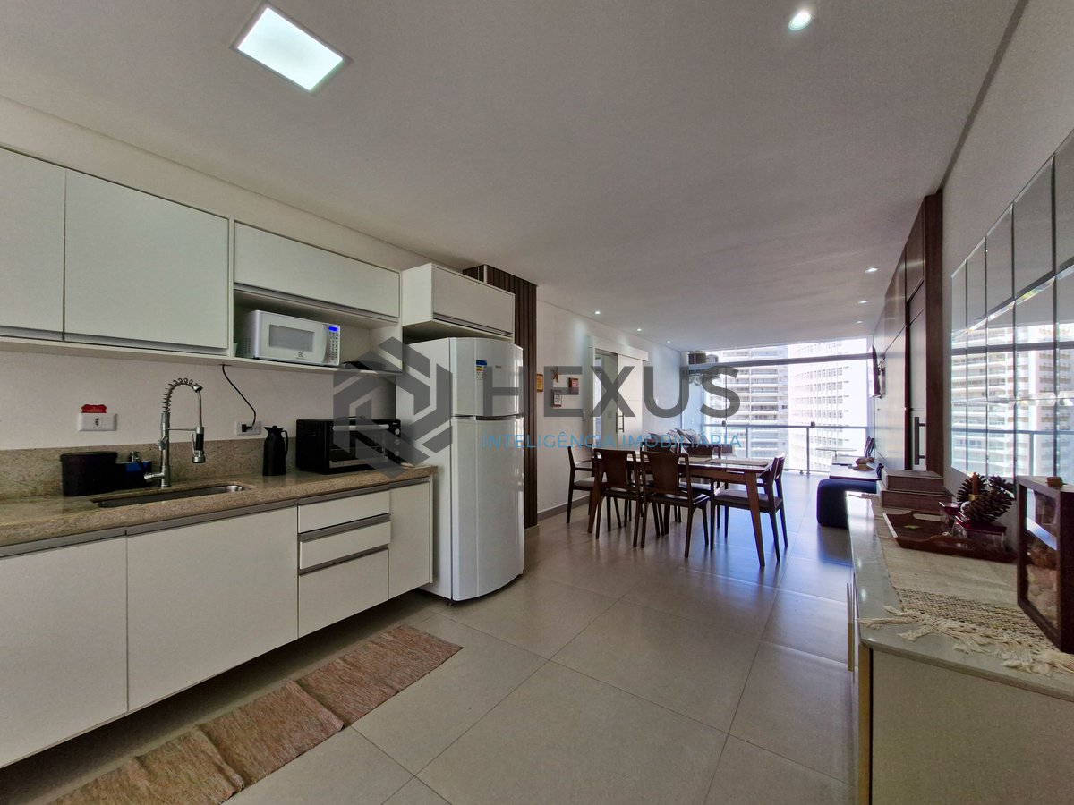 Foto 14 de Apartamento reformado frente mar com varanda e lazer nas Pitangueiras, Guarujá