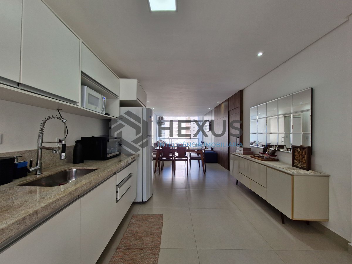 Foto 15 de Apartamento reformado frente mar com varanda e lazer nas Pitangueiras, Guarujá