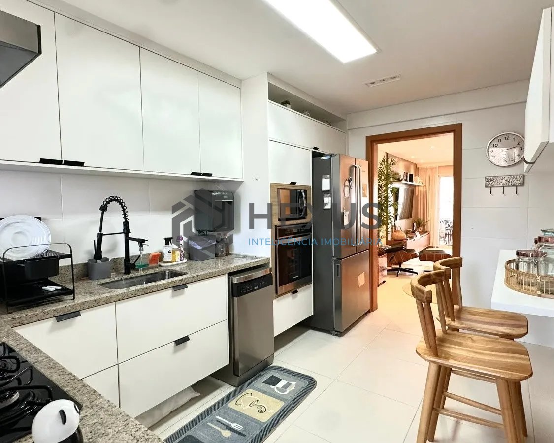 Foto 19 de Apartamento reformado com varanda gourmet e lazer a 200m da praia nas Pitangueiras, Guarujá