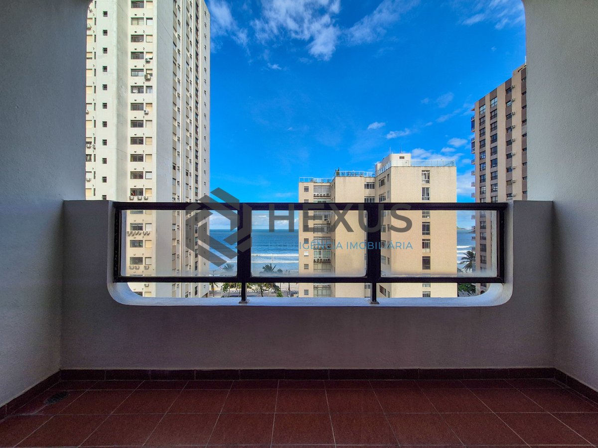 Foto 2 de Apartamento com varanda vista mar e lazer a 1 quadra da praia nas Pitangueiras, Guarujá