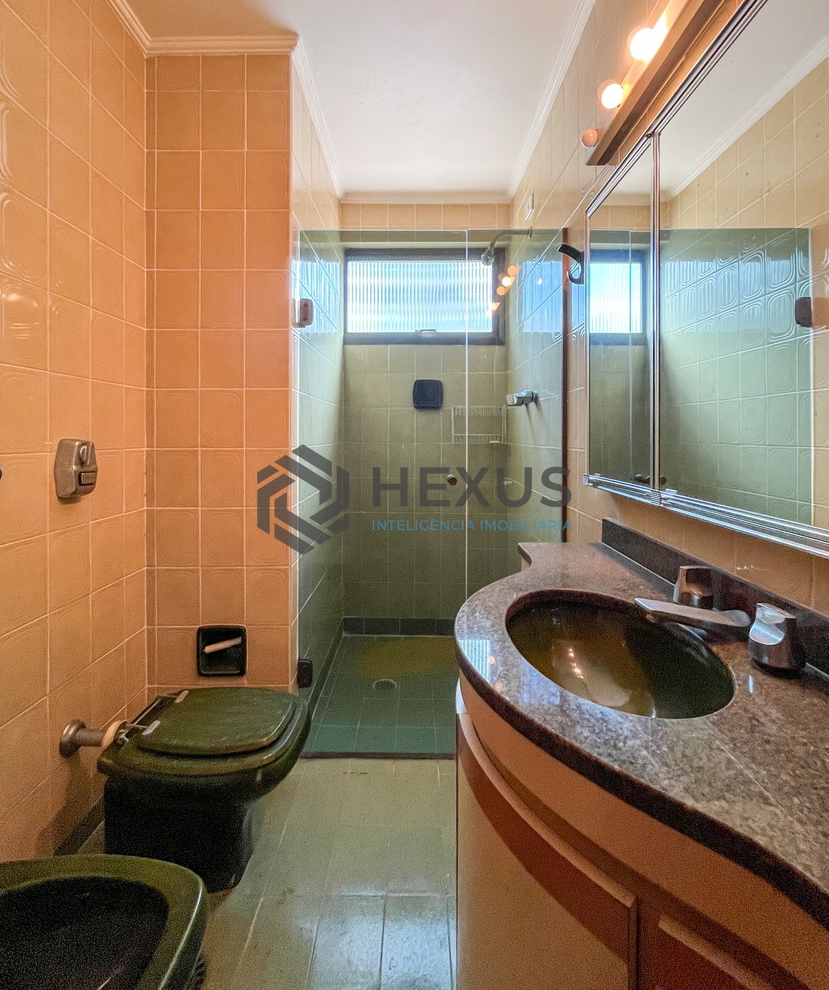 Foto 29 de Apartamento com varanda e 2 vagas à venda, Pitangueiras, Guarujá, SP