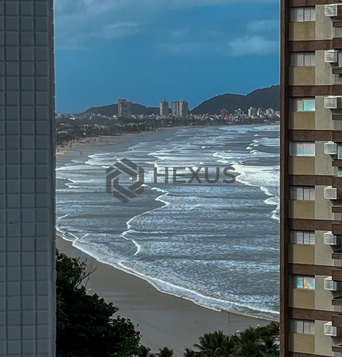 Foto 15 de Apartamento com varanda vista mar e lazer na beira mar da praia nas Pitangueiras, Guarujá