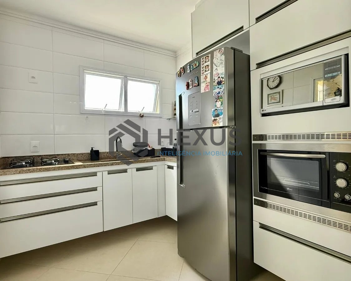 Foto 11 de Apartamento reformado com varanda e lazer a 350m da praia na Enseada, Guarujá