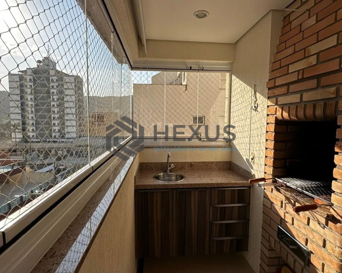 Foto 13 de Apartamento reformado com varanda e lazer a 350m da praia na Enseada, Guarujá