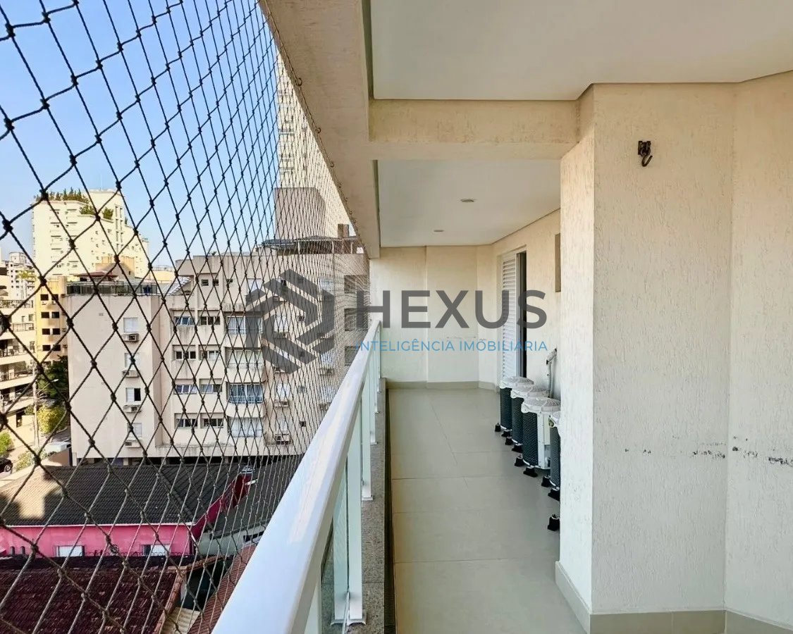 Foto 3 de Apartamento reformado com varanda e lazer a 350m da praia na Enseada, Guarujá