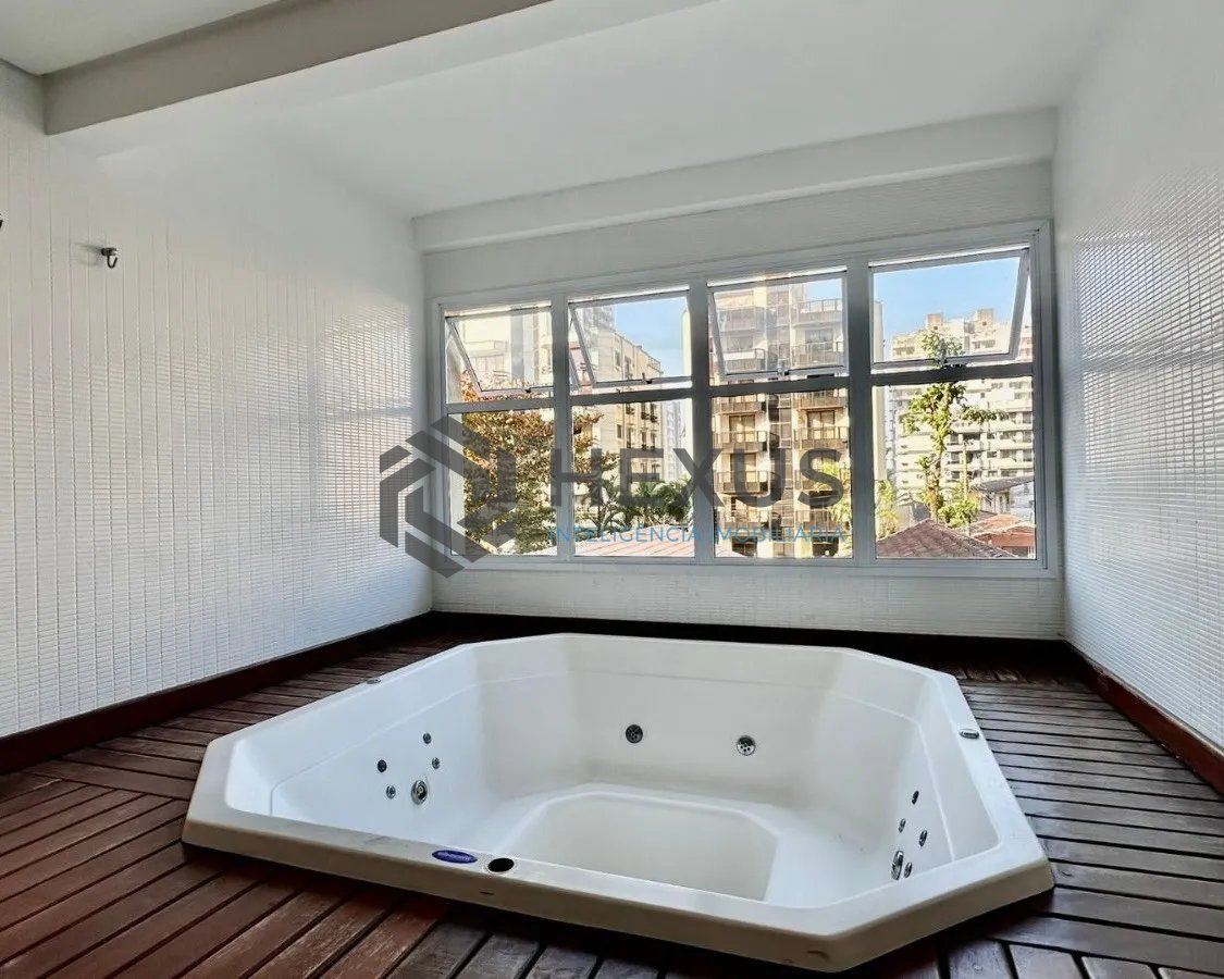 Foto 25 de Apartamento reformado com varanda e lazer a 350m da praia na Enseada, Guarujá