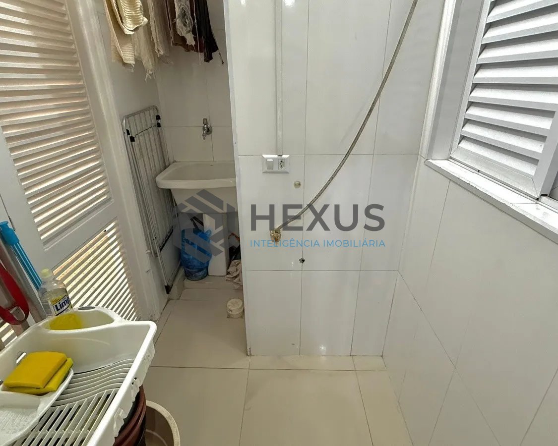 Foto 19 de Apartamento reformado com varanda vista mar na beira mar da praia nas Pitangueiras, Guarujá