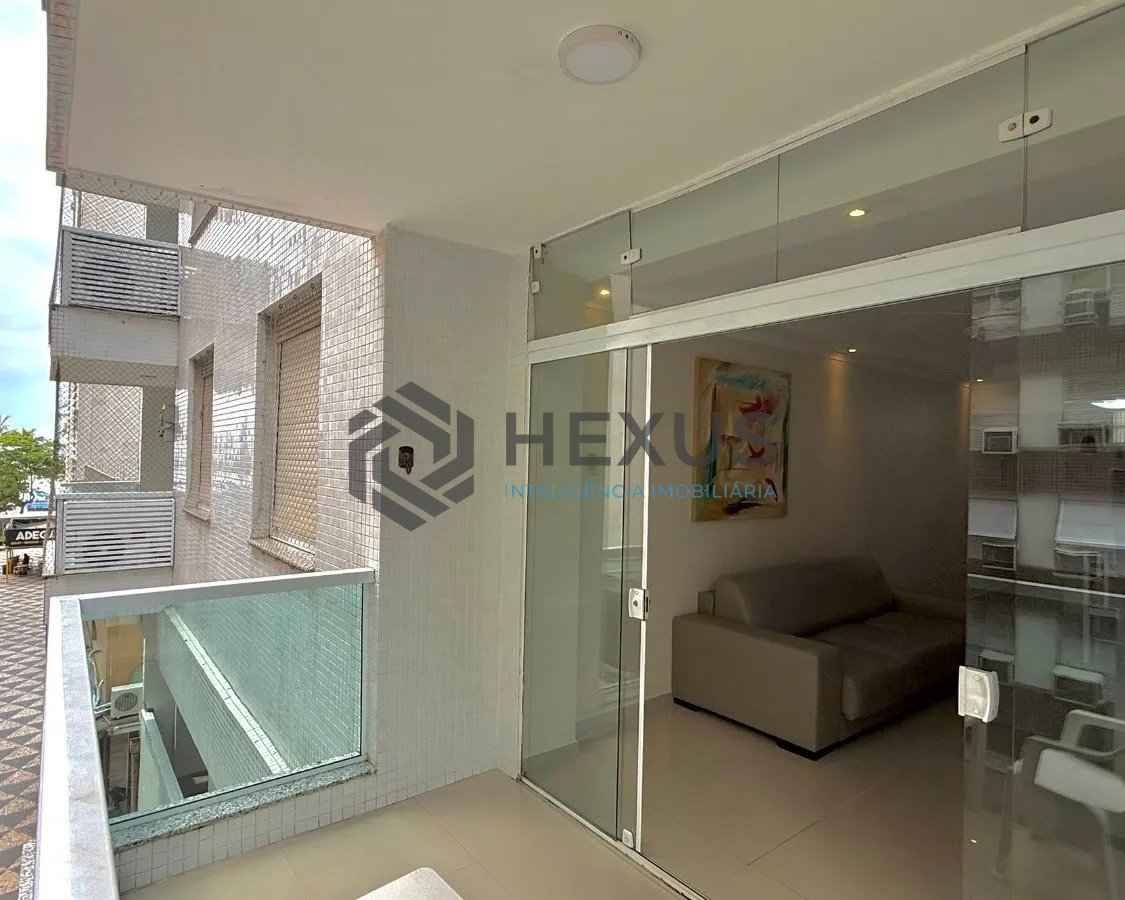 Foto 3 de Apartamento reformado com varanda vista mar na beira mar da praia nas Pitangueiras, Guarujá