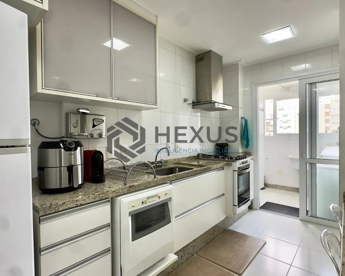 Foto 11 de Apartamento reformado com varanda gourmet vista mar e lazer na beira mar da praia nas Pitangueiras, Guarujá