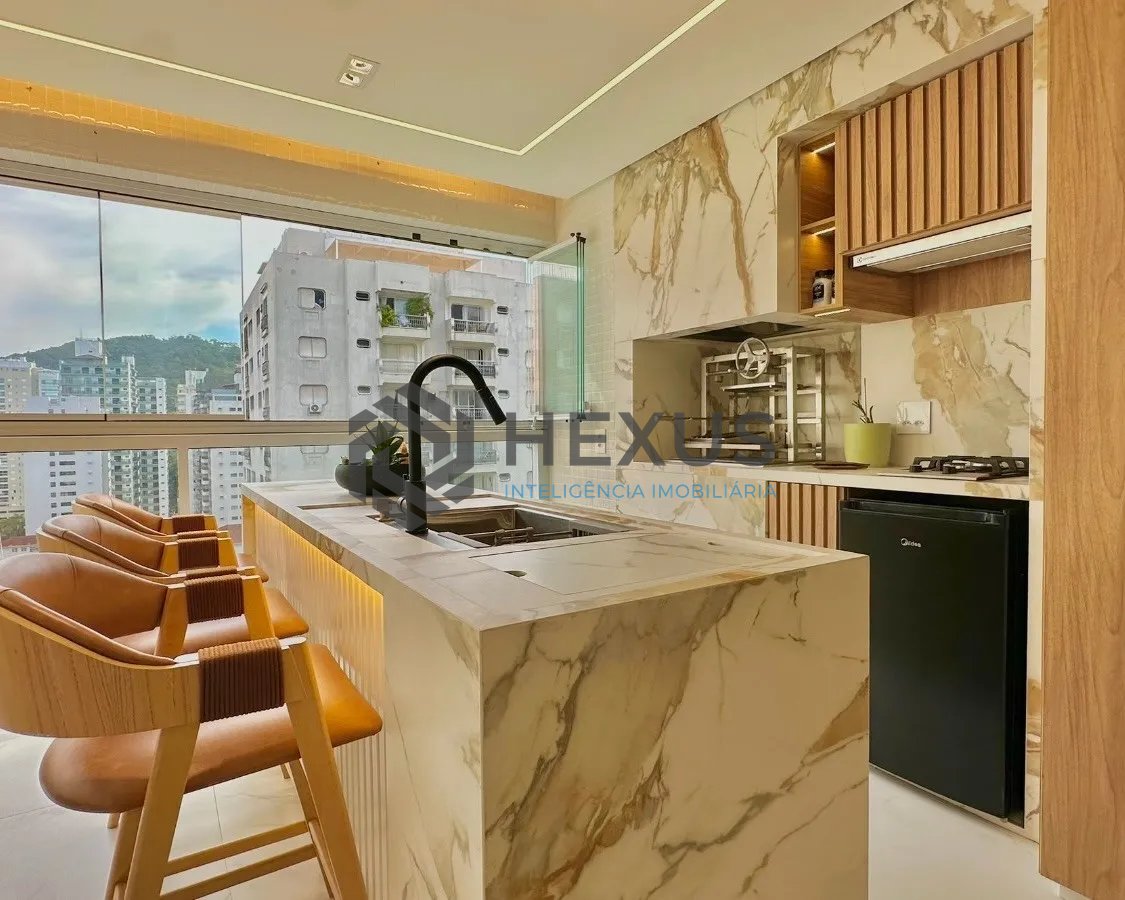 Foto 10 de Apartamento reformado com varanda gourmet e lazer a 250m da praia nas Pitangueiras, Guarujá
