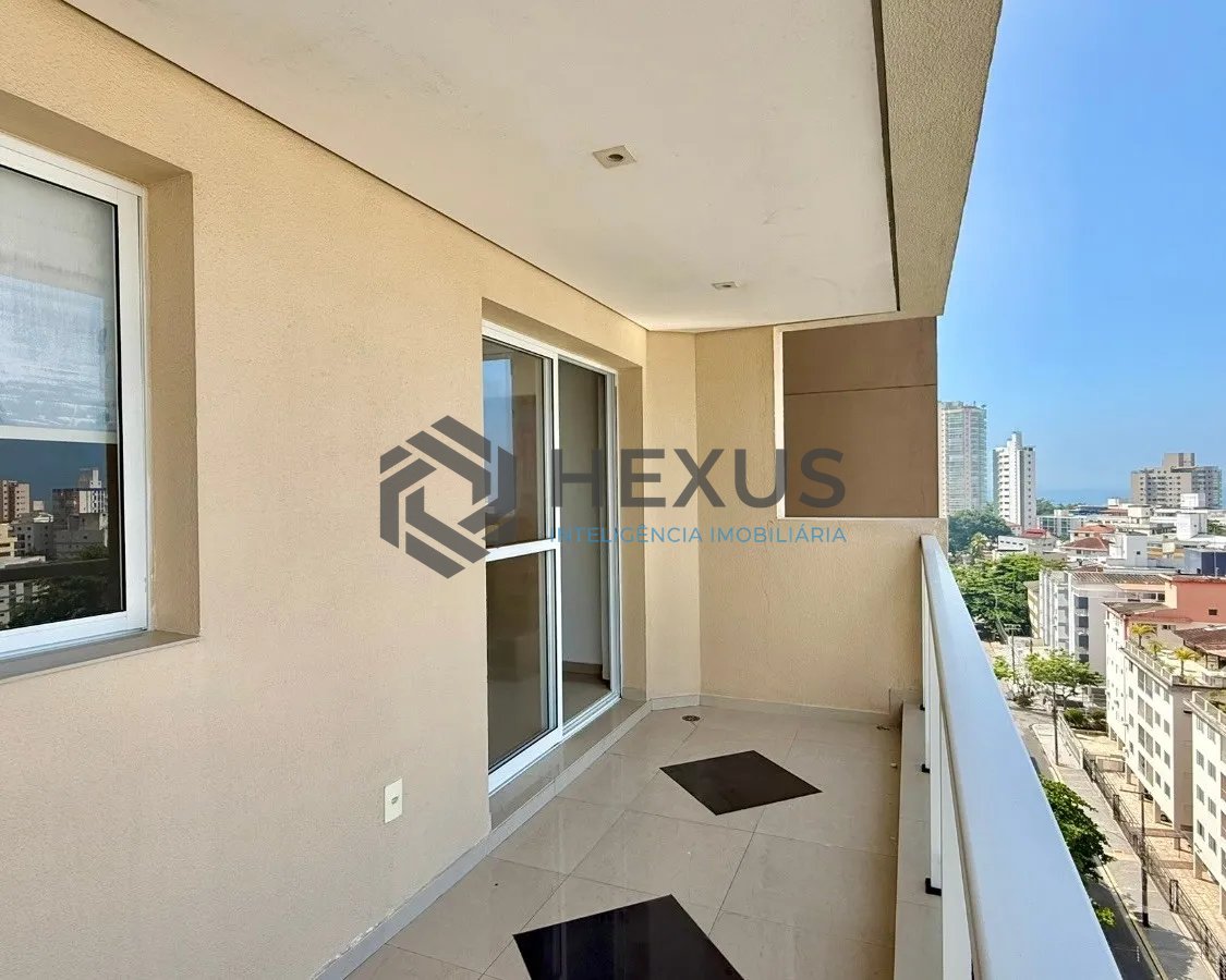 Foto 3 de Apartamento reformado com varanda vista mar e lazer a 450m da praia no Jardim Astúrias, Guarujá