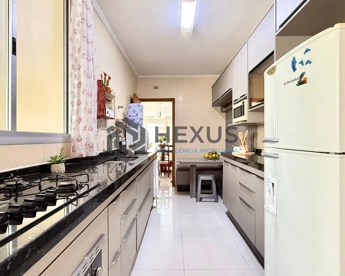 Foto 18 de Apartamento com varanda e lazer a 100m da praia nas Pitangueiras, Guarujá