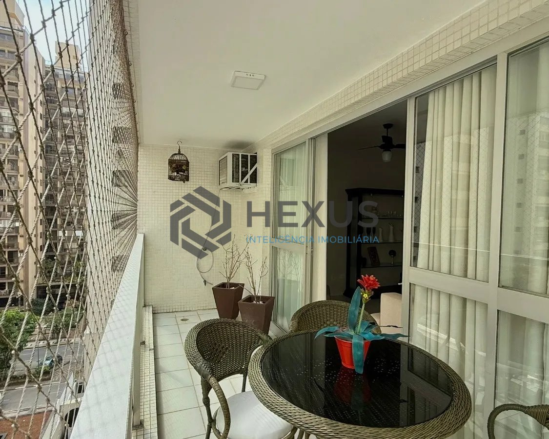 Foto 7 de Apartamento com varanda e lazer a 100m da praia nas Pitangueiras, Guarujá