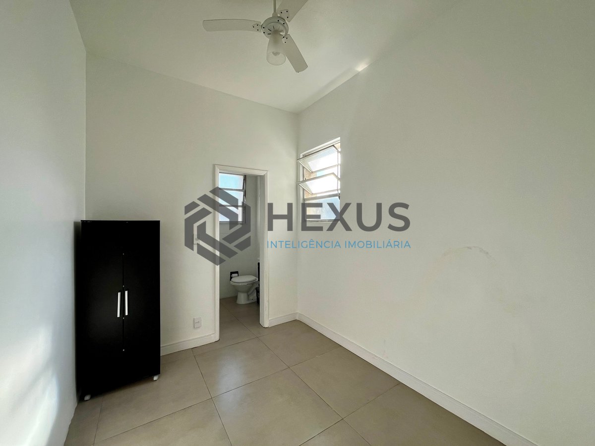 Foto 15 de Apartamento reformado com varanda vista mar na beira mar da praia nas Pitangueiras, Guarujá